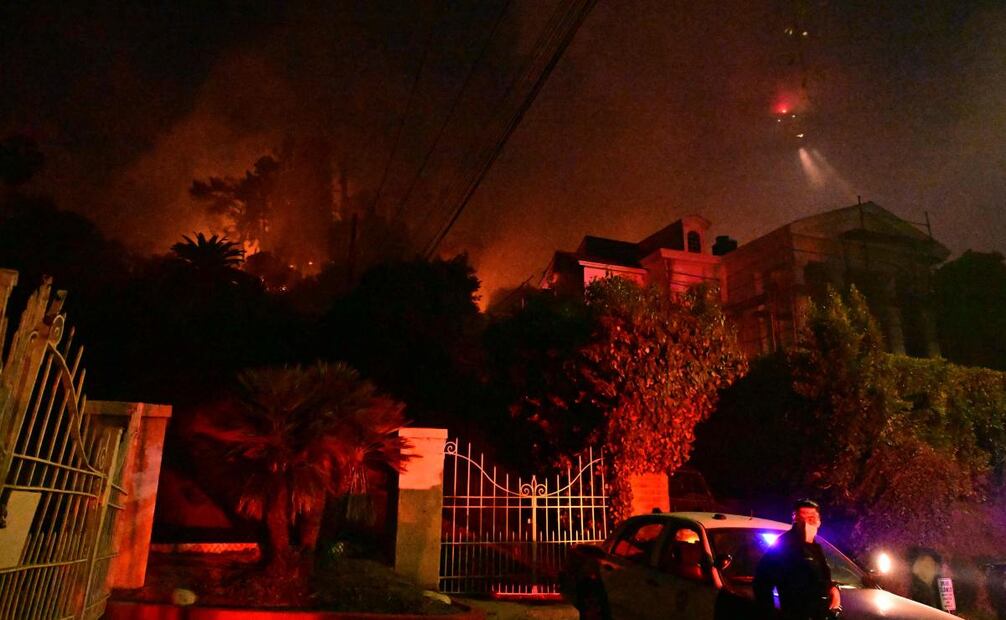 El incendio arde en el Sunset Bv en Hollywood Hills y quedó destrozado. (09/01/24) Foto: AFP