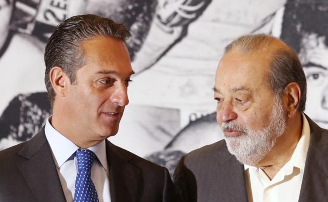 Mexican tycoon Carlos Slim Helu speaks with his son Carlos Slim Domit. (Photo: Reuters)