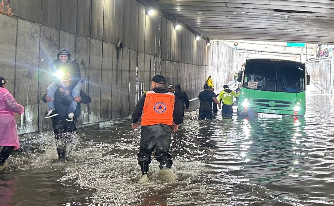Lluvias dejan camión varado en Río Churubusco; rescatan a 63 pasajeros en CDMX. Foto: Especial