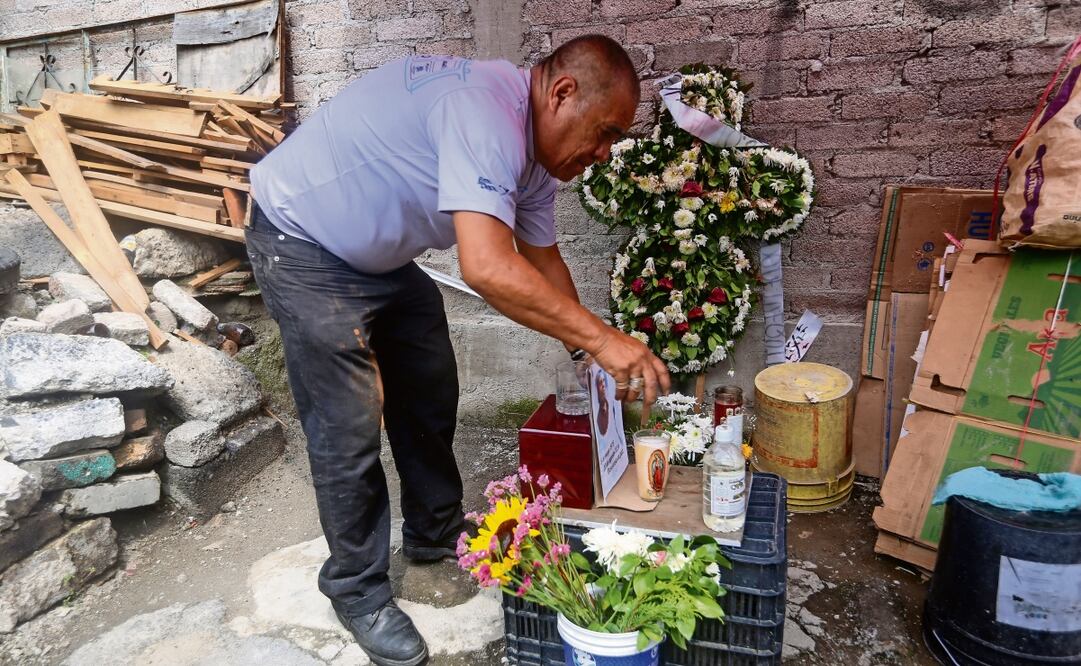 José y su familia conservan en el patio un pequeño altar en nombre de Jaime con sus cenizas y una fotografía. Foto: Luis Camacho / EL UNIVERSAL