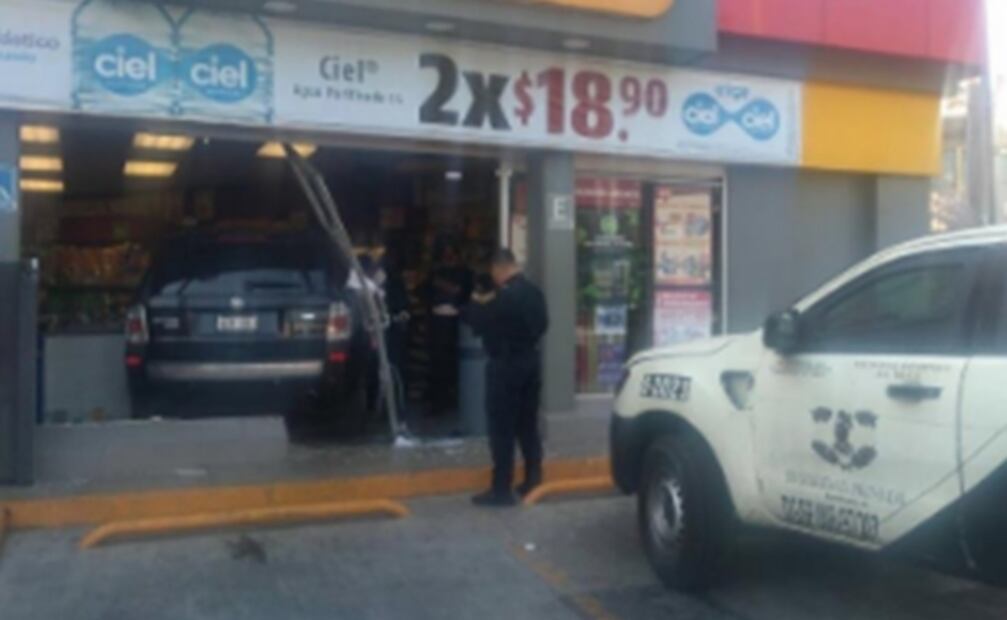 Abuelito pierde control de camioneta y se estrella en tienda de conveniencia en la CDMX