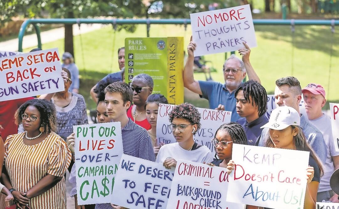 Manifestantes piden al gobernador republicano de Georgia, Brian Kemp, que devuelva las contribuciones de campaña reportadas por Daniel Defense, el fabricante de armas del rifle estilo AR-15 utilizado en el tiroteo en la escuela de Uvalde, Texas.