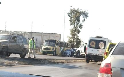 Chocan camioneta y camión de carga sobre avenida Jesús Reyes Heroles en Tlalnepantla; generan caos vial en la zona