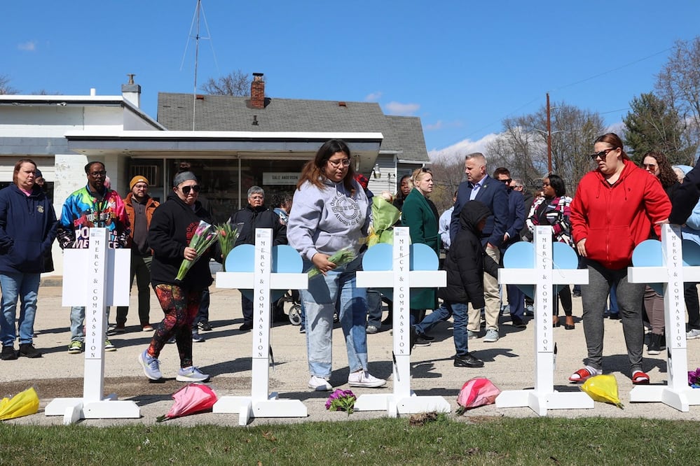 Miembros de la comunidad se reúnen en una vigilia para recordar a las víctimas de un reciente ataque mortal con arma blanca en Rockford, Illinois. Foto: AFP
