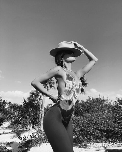 Michelle Salas presume en la playa su tatuaje en la cadera