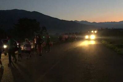 Caravana migrante reinicia su avance sobre Chiapas