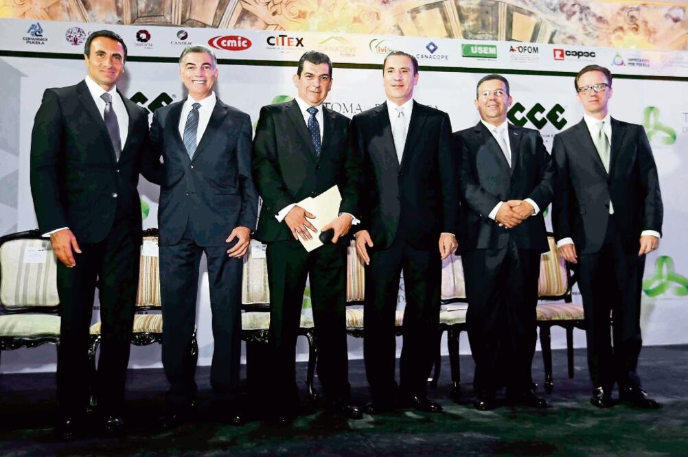 El gobernador Rafael Moreno Valle (cuarto de izq. a der.) le tomó protesta al nuevo Comité Ejecutivo del CCE (ESPECIAL)