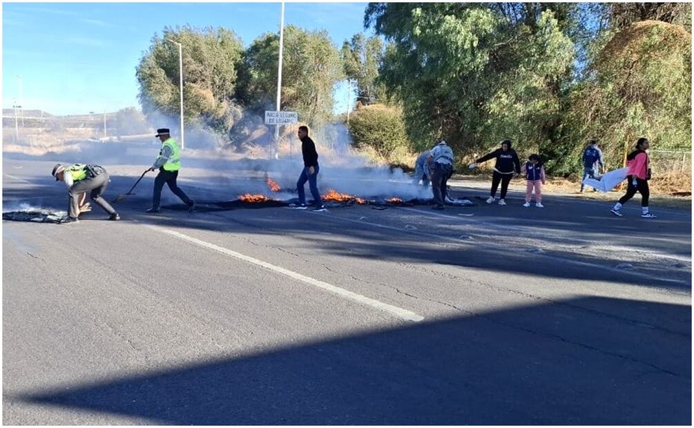 Elementos retiran los neumáticos que fueron quemados en la manifestación en la carretera federal 45 (18/01/2025). Foto: Especial
