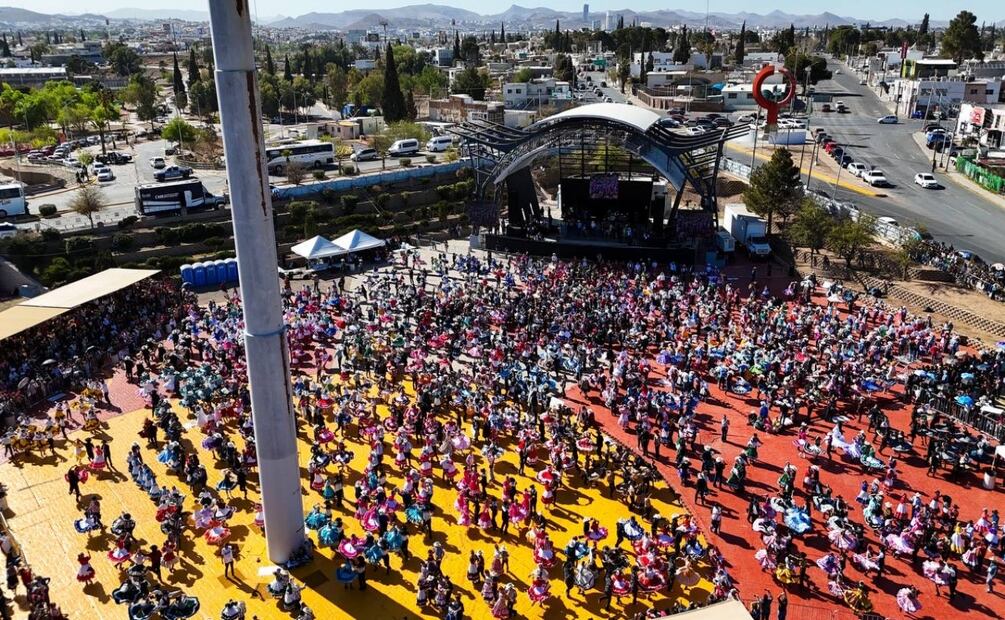 Rompen récord en la Polka Monumental; más de 3 mil bailarines celebran el Día del Folklore Chihuahuense. Foto: Especial