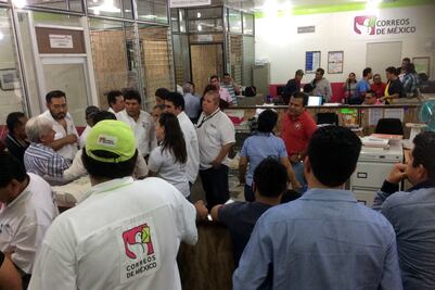 Empleados postales protestan por despidos injustificados en Chiapas