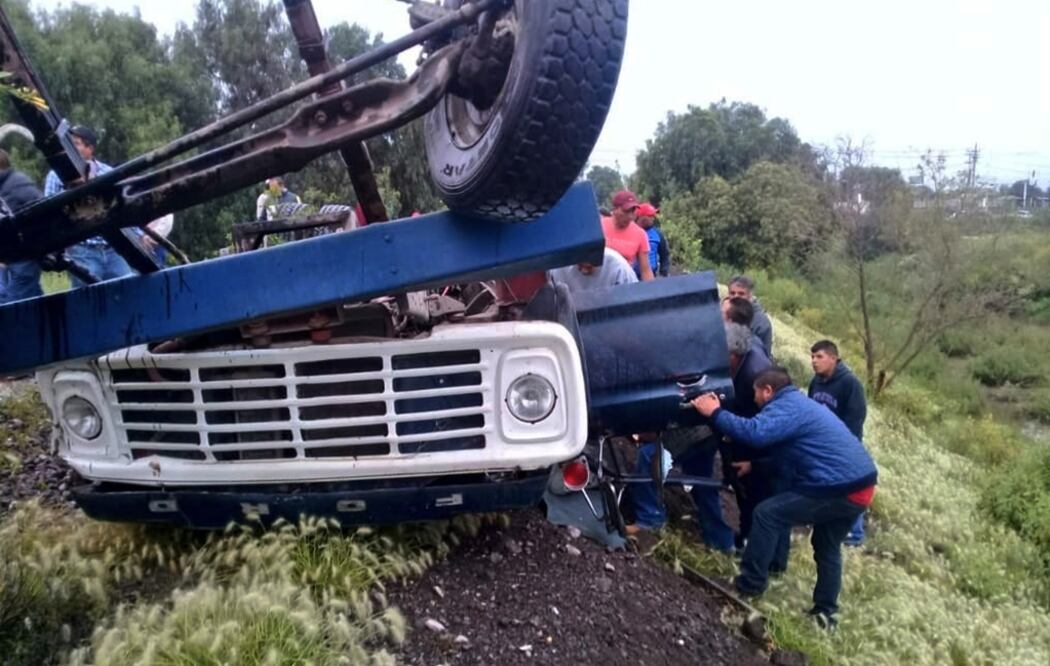 Tren embiste a camión en Tecámac. Foto: @alertasurbanas