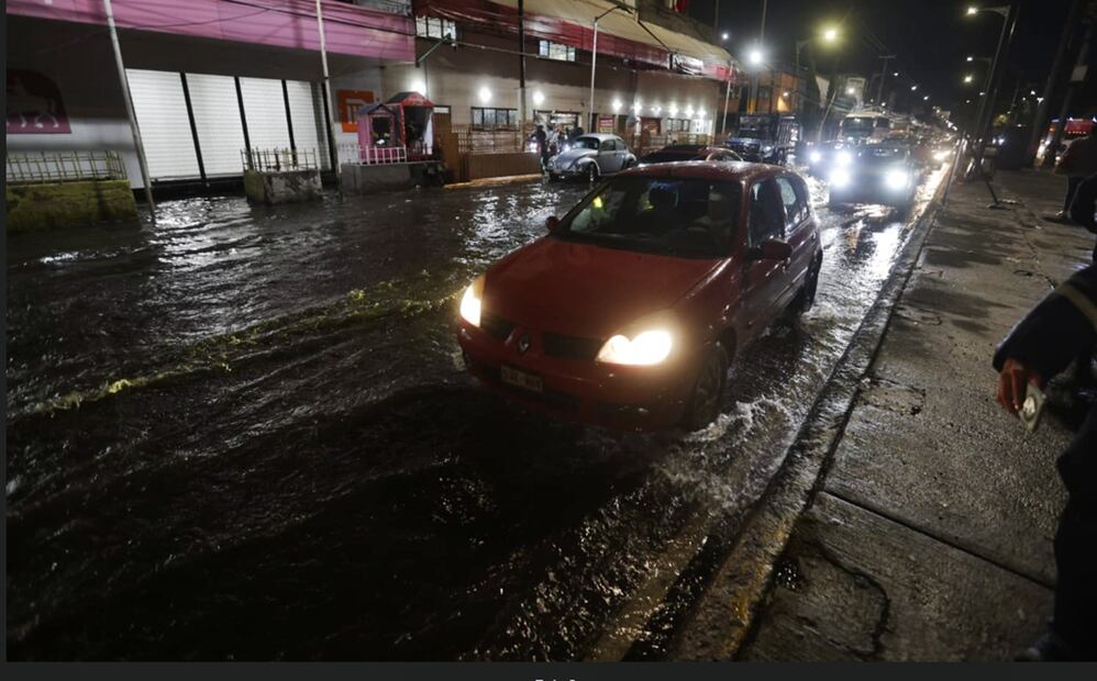 Las intensas lluvias de la tarde noche del martes volvieron a causar estragos en el oriente de la capital. En la calzada Ignacio Zaragoza a la altura del Metro Zaragoza las inundaciones superaron los 30 centímetros de altura afectando a usuarios de la Línea 1, el 16 de septiembre de 2025. Foto: Francisco Rodríguez/EL UNIVERSAL