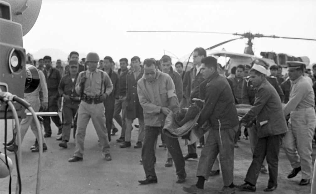 Rescate de los 11 de Guadalajara por parte del Socorro Alpino, 1968. Tras lo ocurrido en el Iztaccíhuatl, el ascenso a la Confraternidad Montañista Internacional requirió de un permiso y cuota de 5 pesos, recursos que irían a la Comisión Nacional de Albergues. Foto: Archivo EL UNIVERSAL.