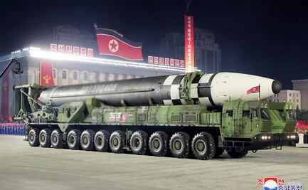 Lo que se sabe del enorme misil que Corea del Norte mostró en desfile militar
