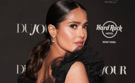 Salma Hayek demuestra que las plumas siguen en tendencia 