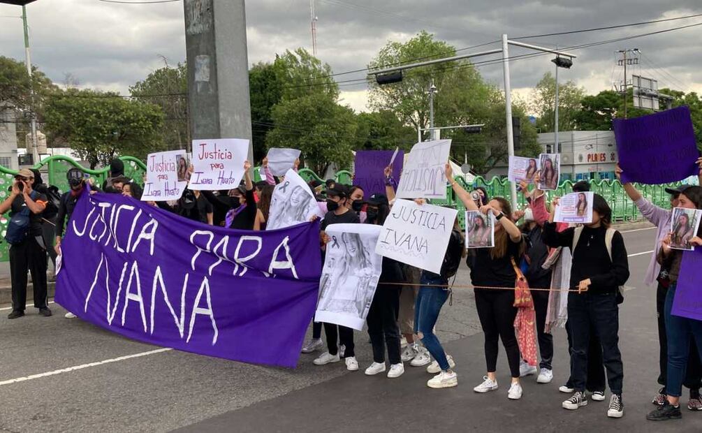 Entre gritos de “Justicia!”, y “No estamos todos, nos falta Ivana” familiares y amigos bloquean de forma intermitente Insurgentes y posteriormente Viaducto Tlalpan en espera de información, sobren la joven de 22 años. Foto: Gaspar Betancourt. EL UNIVERSAL