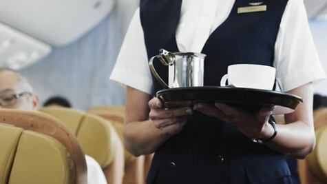 ¿Por qué NUNCA debes pedir café o té en el avión?