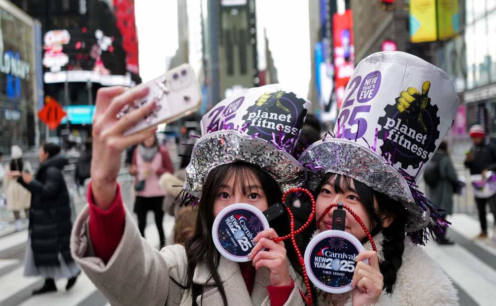 Los primeros juerguistas llegan a Times Square antes de la celebración de la víspera de Año Nuevo el 31 de diciembre de 2024 en la ciudad de Nueva York. Foto: AFP