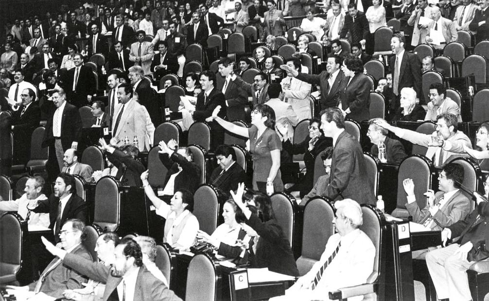 En 1990, 1993 y 1996 volvió a modificarse el artículo 54, fluctuando entre el 1.5 y 2.5% de las elecciones para mantenerse como diputados de minoría. Foto: ESPECIAL.