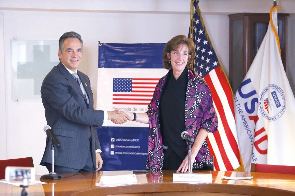El vicepresidente de la Cruz Roja, Eduardo de Agüero, manifestó su agradecimiento a Roberta Jacobson, embajadora de Estados Unidos en México, por el apoyo que ha brindado durante la emergencia (BERENICE FREGOSO. EL UNIVERSAL)