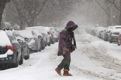 Tormenta invernal deja más de 700 mil hogares sin luz en EU; cancelan más de 4 mil vuelos