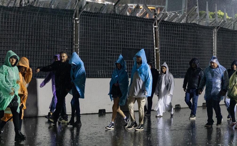 Fanáticos de Zoé comienzan a llegar al Estadio GNP pese a la lluvia. Foto: Hugo Salvador/EL UNIVERSAL.