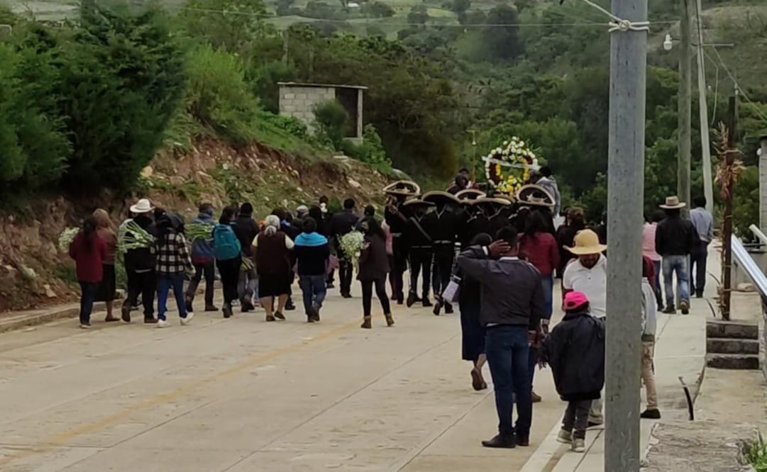 Familiares y vecinos acompañaron el cuerpo del oaxqueño a la cabecera de San Miguel Huautla. Foto: Especial