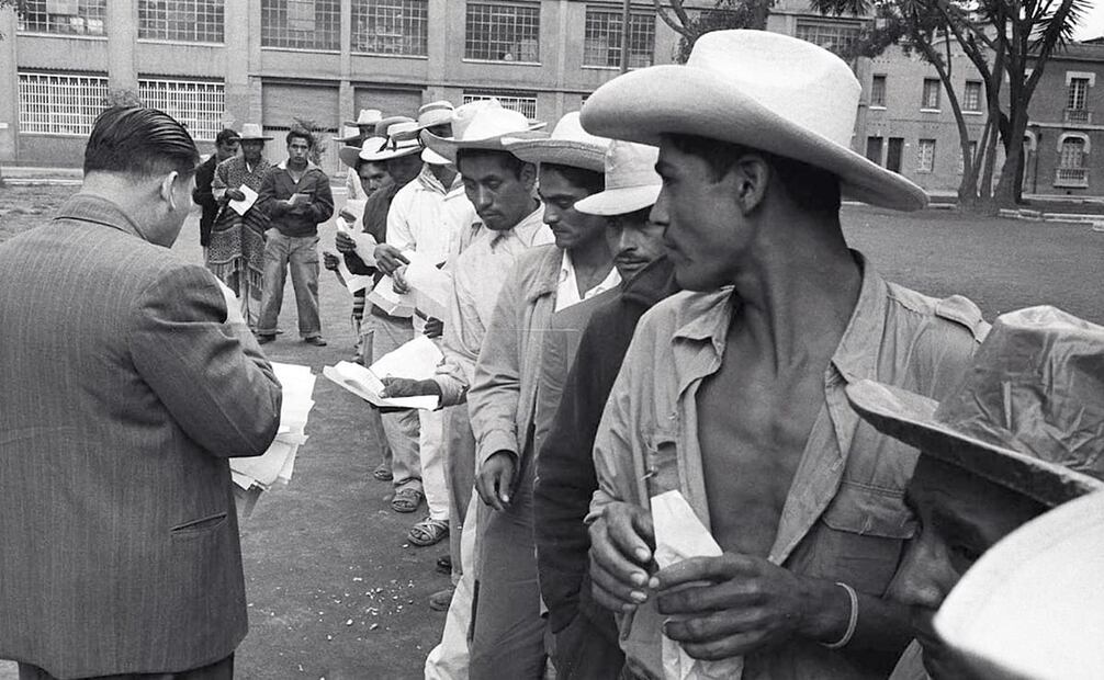 Mexicanos recibiendo su autorización para integrarse al Programa Bracero. A pesar de su prometedor objetivo, el acuerdo bilateral para trabajadores mexicanos estuvo rodeado de burocracia y corrupción, motivando a muchos campesinos a cruzarse a EU por su cuenta. Foto: Leonard Nadel/National Museum of American History/ESPECIAL.