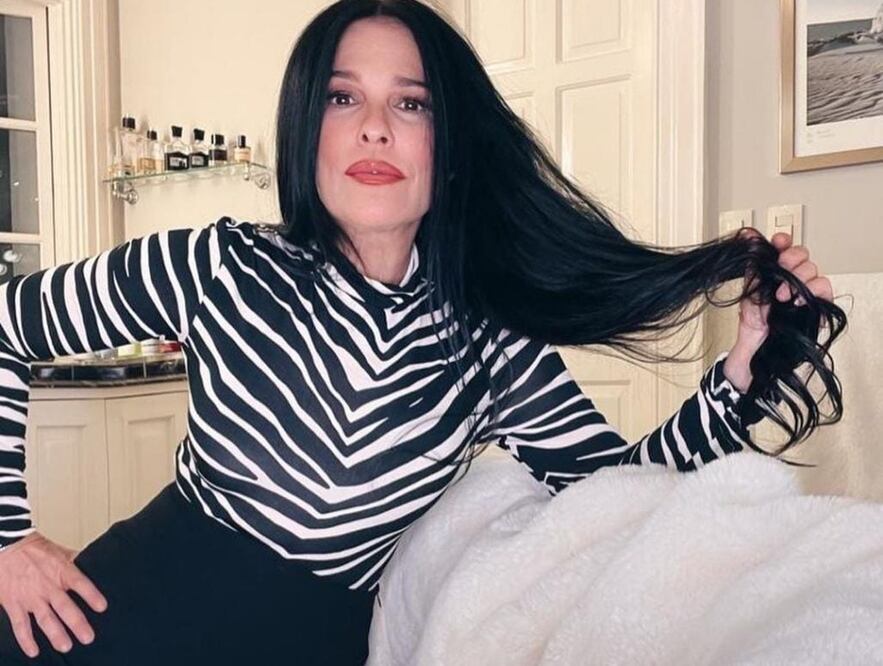 Martha Debayle impone tendencia con traje de baño cut out. Foto: Instagram @marthabedayle