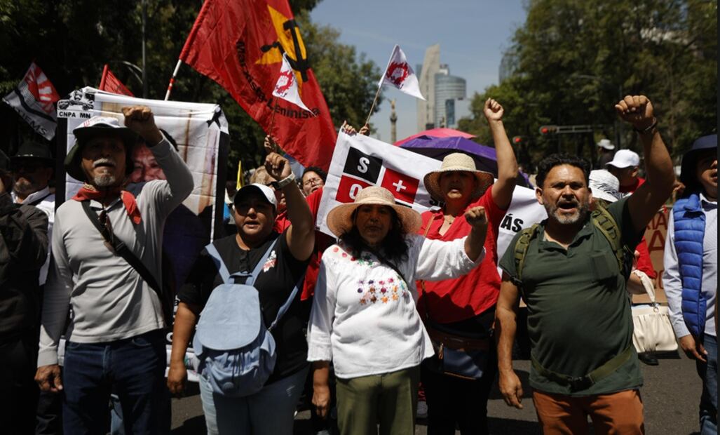 Integrantes de la Coordinadora Nacional de Trabajadores de la Educación marchan por avenida Paseo de la Reforma, en la Ciudad de México, el 15 de mayo de 2025. Foto: Diego Simón Sánchez/EL UNIVERSAL