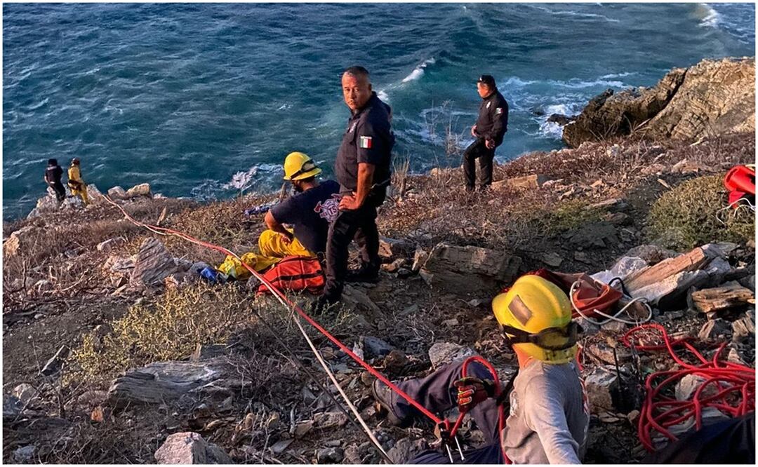 Este 15 de noviembre, elementos de Bomberos rescataron a un turista que quedó atrapado en un risco de una playa en BCS. Foto: Especial