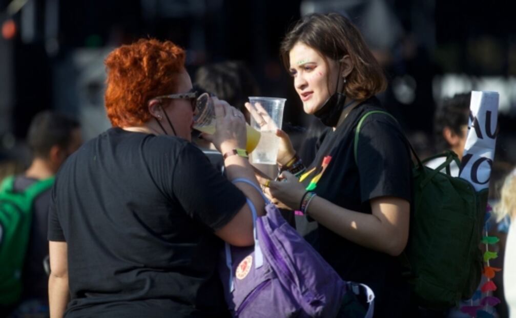 Sin cubrebocas ni sana distancia disfrutan del slam en el Corona Capital 