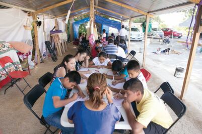 Campamento en Juchitán es escuela, comedor y albergue por las noches