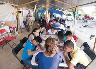 Campamento en Juchitán es escuela, comedor y albergue por las noches