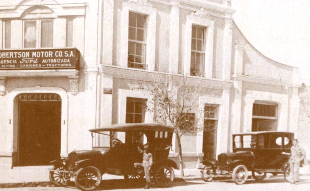 La agencia Robertson Motor Company, ubicada en la esquina de las avenidas Balderas y Morelos, según la capturó una cámara en los años veinte. Crédito: “60 AÑOS DE FORD EN MÉXICO -NARRATIVA GRÁFICA”.
