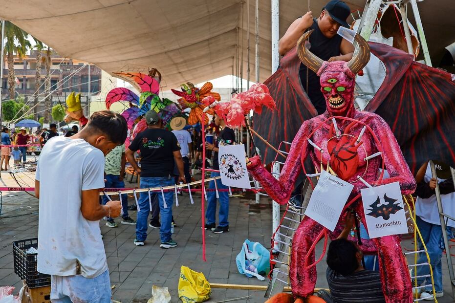 Los artesanos cartoneros y pirotécnicos señalan que es una satisfaccón
que la gente pueda admirar sus creaciones que son arte efímero. Foto: Hugo Salvador / EL UNIVERSAL