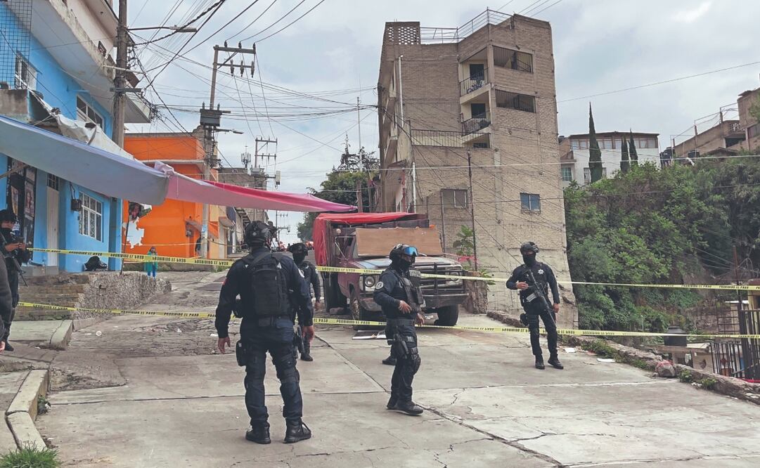 El predio de cuatro pisos de la colonia Alfredo V. Bonfil, que se encuentra ladeado, fue resguardado por Protección Civil para evitar el ingreso de vecinos y se pongan en riesgo. Foto: de ARTURO CONTRERAS. EL UNIVERSAL