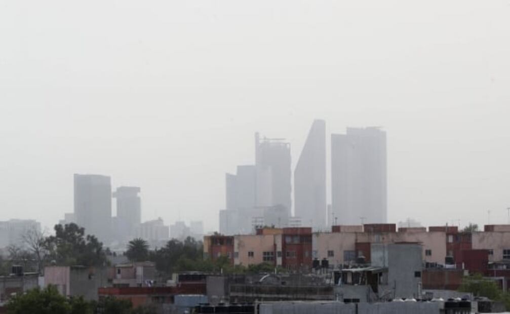 CDMX registra fuertes vientos, extrema contaminación y posible caída de ceniza del Popo