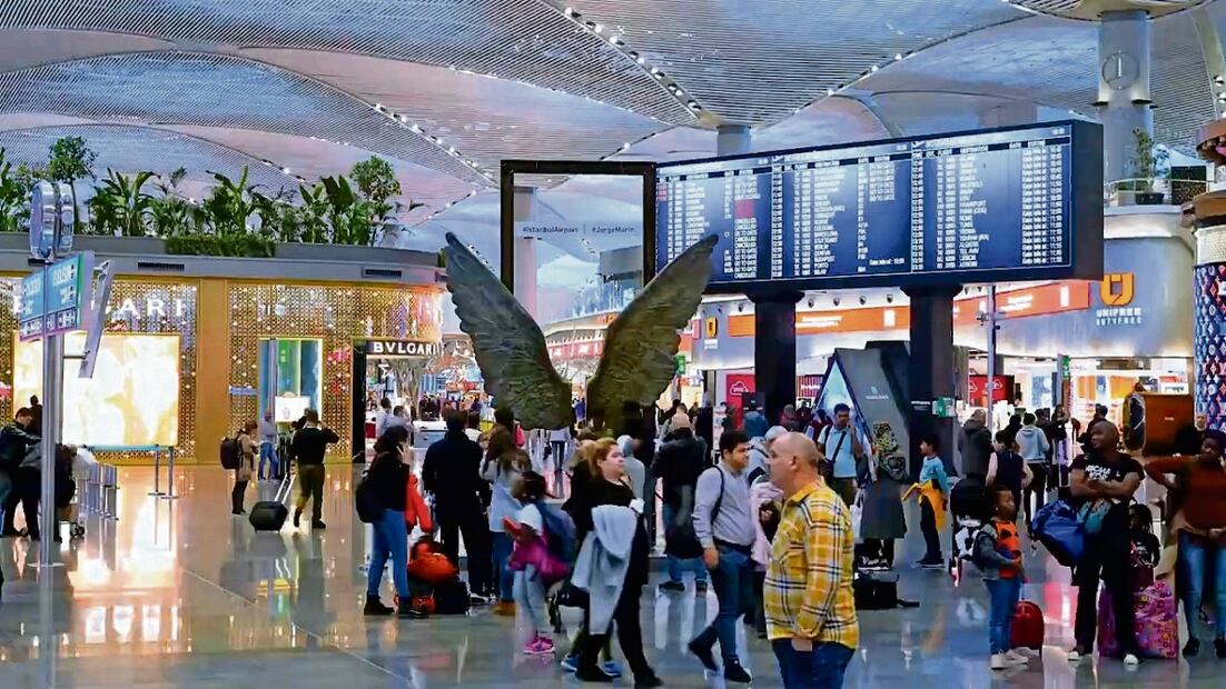 La terminal aérea turca se asemeja a una pequeña y futurista ciudad, con tiendas de las mejores marcas, hoteles, restaurantes y galerías de arte. Foto: Aeropuerto de Estambul