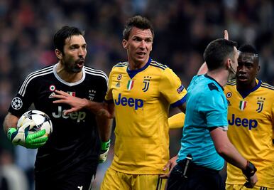 El árbitro tiene una bolsa de basura en lugar del corazón: Buffon