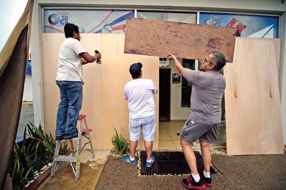 Habitantes de Puerto Vallarta protegieron sus casas y comercios luego de anunciarse la fuerza de los vientos de "Patricia" (JORGE ALBERTO MENDOZA. EL UNIVERSAL)