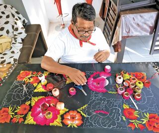 El pueblo donde los hombres bordan