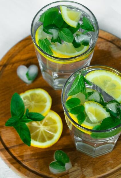 Beneficios de tomar agua de limón con menta