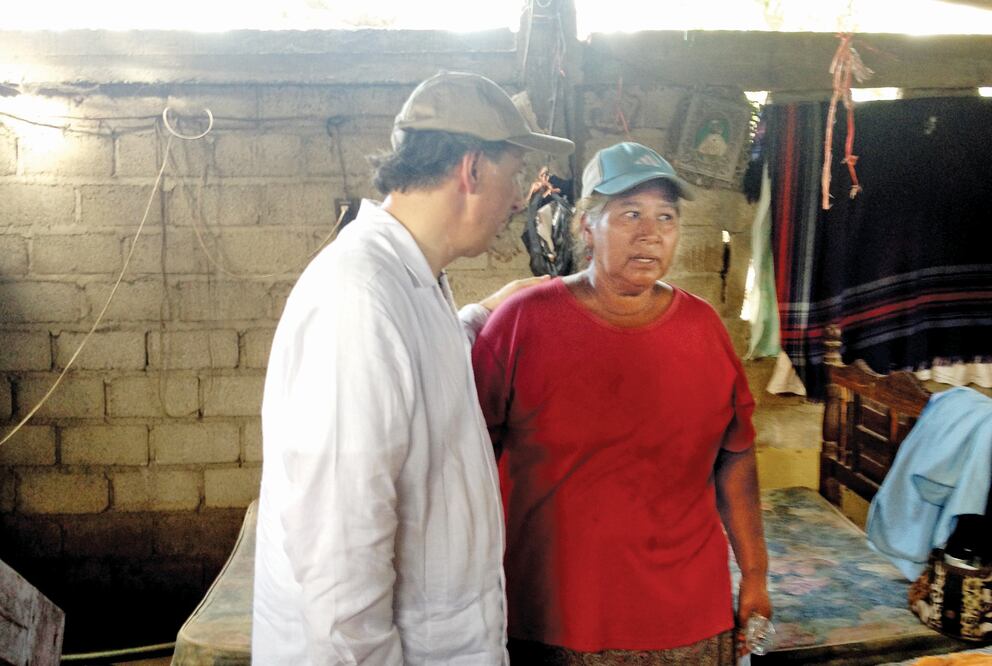 El secretario de Desarrollo Social de la Federación, José Antonio Meade Kuribreña, recorrió varias poblaciones afectadas en los estados de Jalisco y Colima (ESPECIAL)