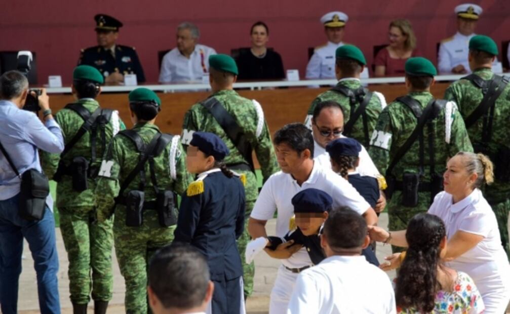 Entre desmayos y protestas, AMLO conmemora Día de la Bandera en Chetumal