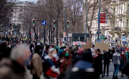 Miles de personas protestan ilegalmente en Viena y Alemania contra medidas antiCovid