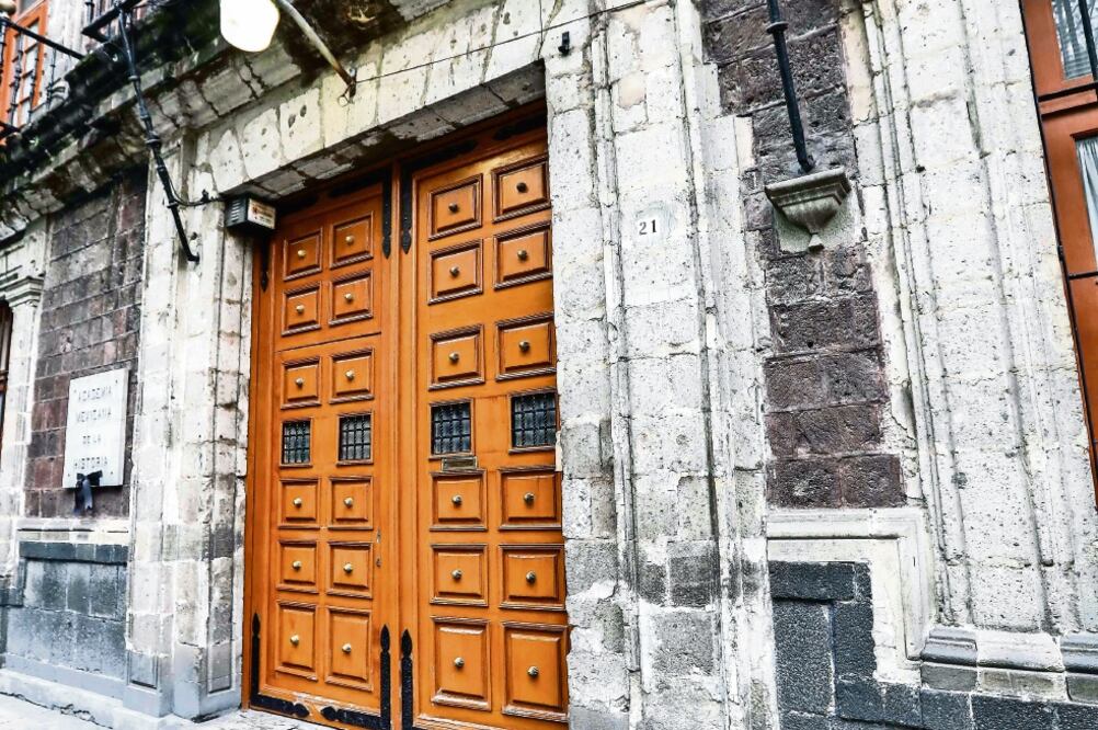 La fachada histórica de 200 metros cuadrados está en deterioro, constantemente registra desprendimientos de cantera (GERMÁN ESPINOSA. EL UNIVERSAL)