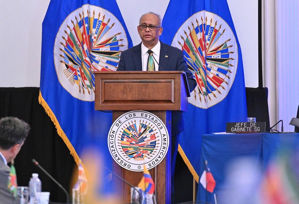 El Secretario General electo de la OEA, Albert Ramdin, habla durante una Asamblea General extraordinaria de la Organización de los Estados Americanos (OEA). Foto: AFP / Archivo
