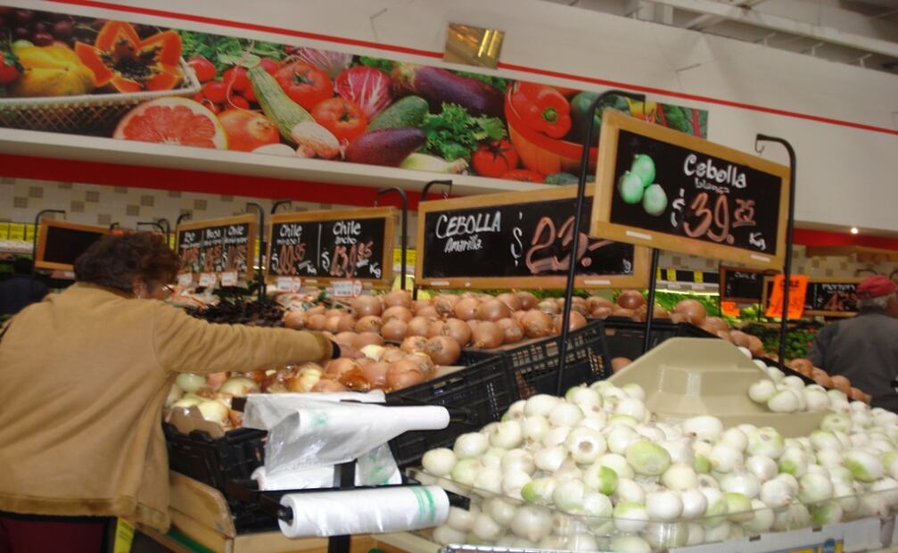 Las depreciaciones del tipo de cambio y su transmisión a la inflación pueden ejercer presiones al alza de los precios en los países con regímenes de tipo de cambio flexible si no están aumentando las tasas de interés al mismo tiempo. Foto: archivo