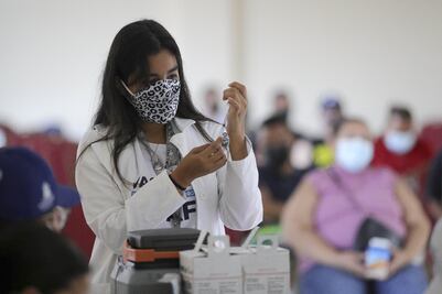 Los anticuerpos producidos por las vacunas de ARNm disminuyen 20%, tras dos meses de la inmunización frente a tres variantes del Covid-19